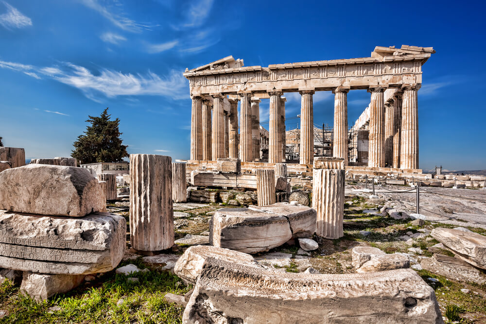 Ruinas clásicas griegas en la ciudad de Atenas