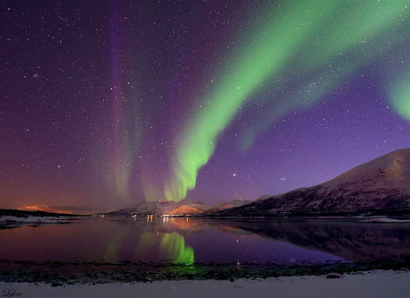 Aurora boreal iluminando las Islas Lofoten