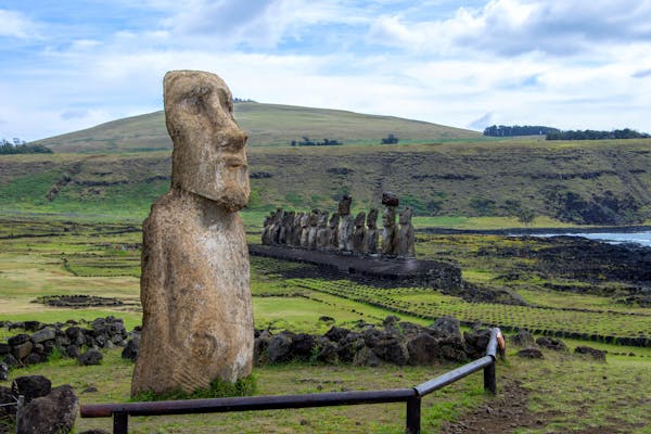 Moai tallado en piedra en la Isla de Pascua