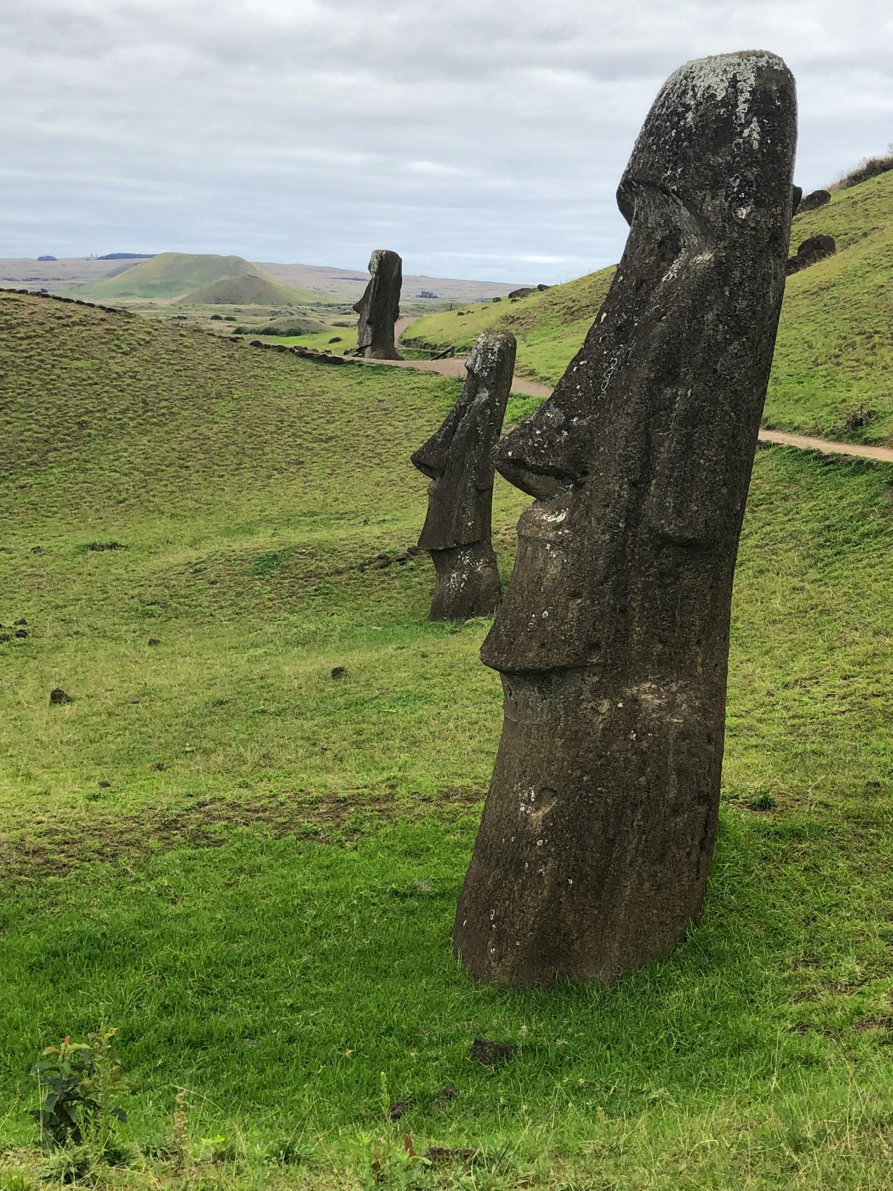 Moái solitario frente al océano en Rapa Nui