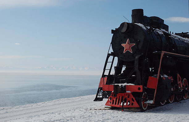 Tren atravesando paisaje nevado en Siberia