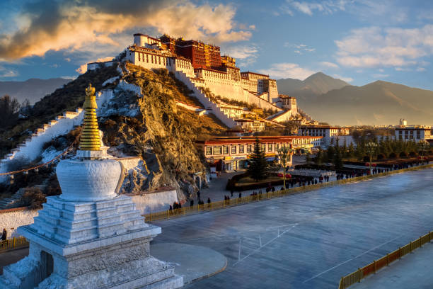Vista panorámica de un monasterio tibetano al atardecer
